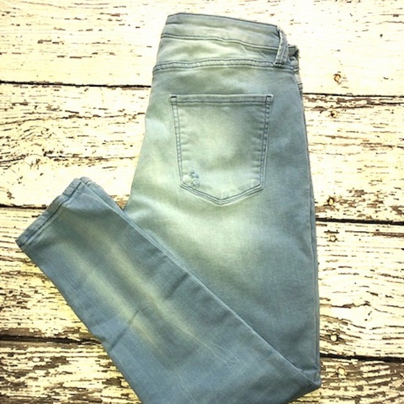 Arizona Jean Company Denim - NWOT Faded Wash Blue with Holes/Rips Jeggings Sz 9